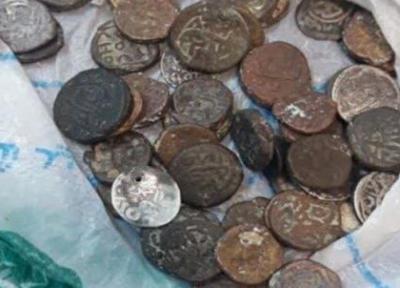 عکس ، کشف 56 قطعه سکه تاریخی در فرودگاه بندرعباس