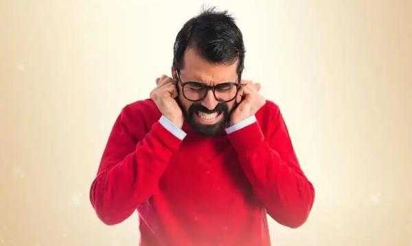 چرا خودمان را می زنیم تا درد را تسکین دهیم؟ مکانیسم مغز در خاموش کردن درد با درد دیگر